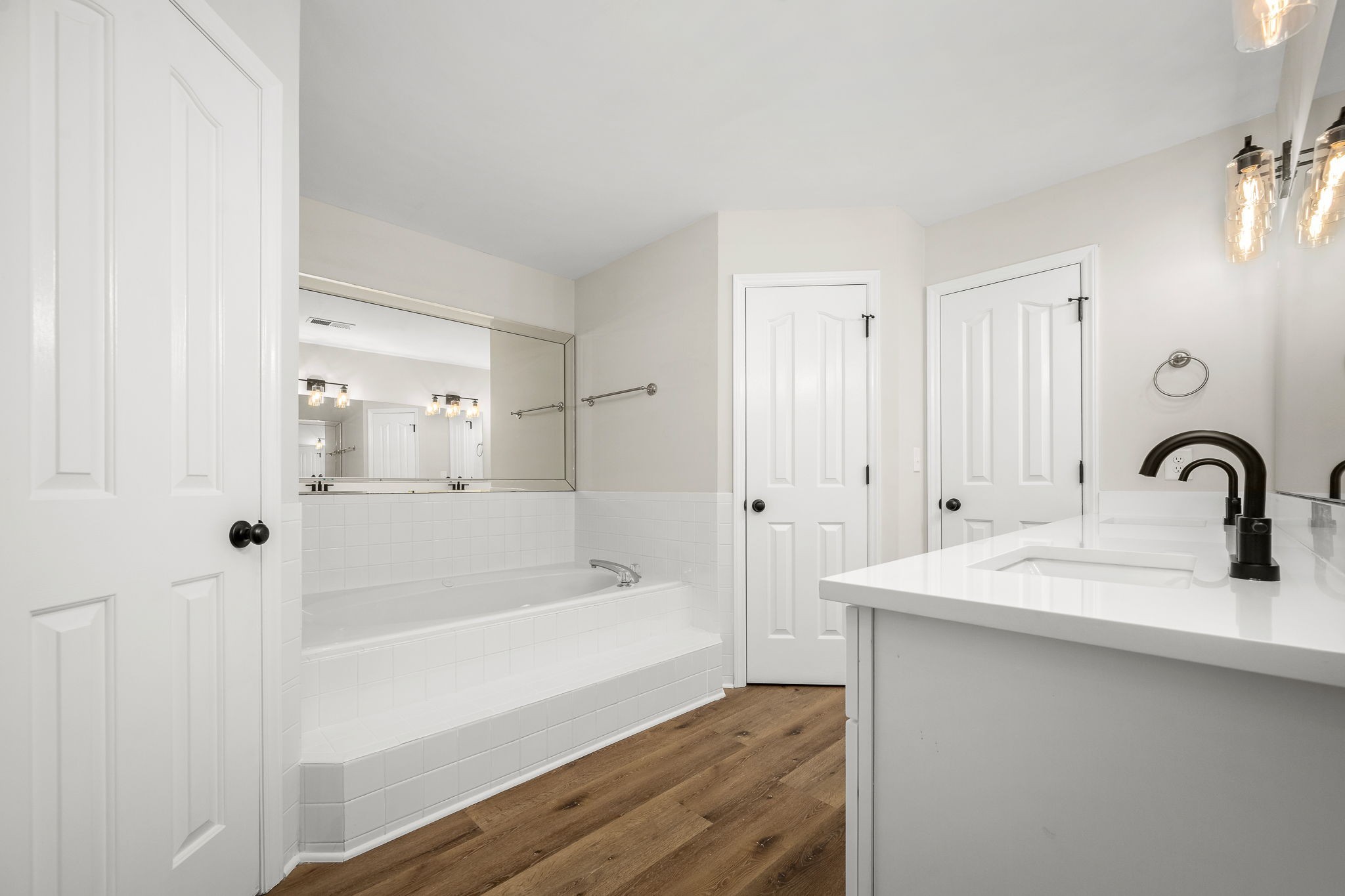 2923 Regenwood Drive Murfreesboro, TN 37129 - Photo 25 of 34 a bathroom with a bathtub and a sink