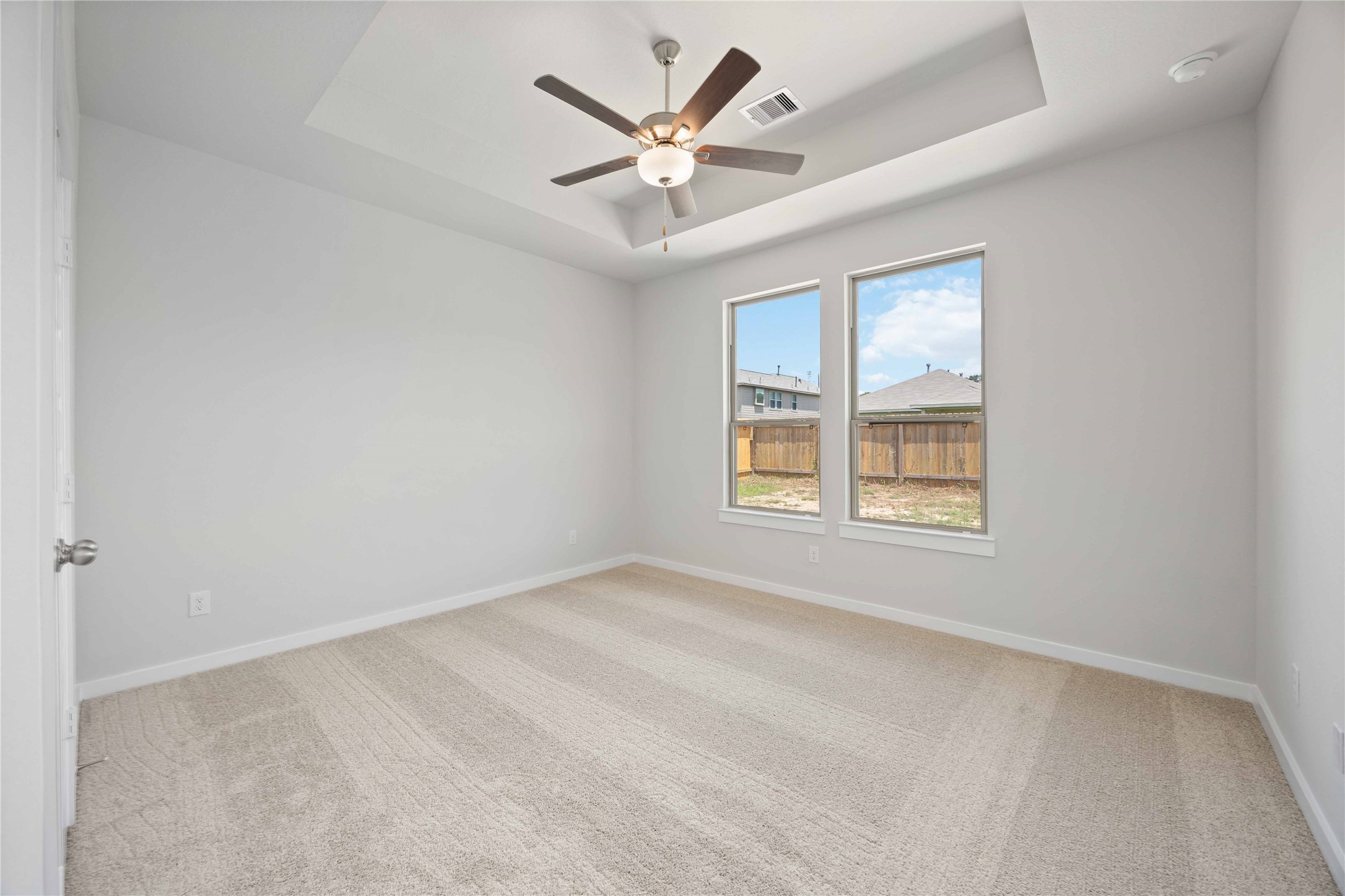 10943 Independence Road Cleveland, TX 77328 - Photo 17 of 31 an empty room with windows and ceiling fan