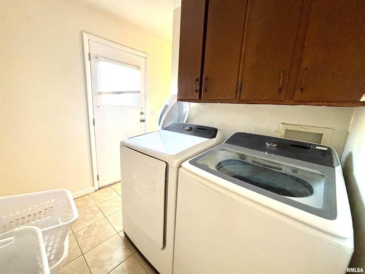 1012 West 4th Street Centralia, IL 62801 - Photo 17 of 20 a utility room with dryer and washer