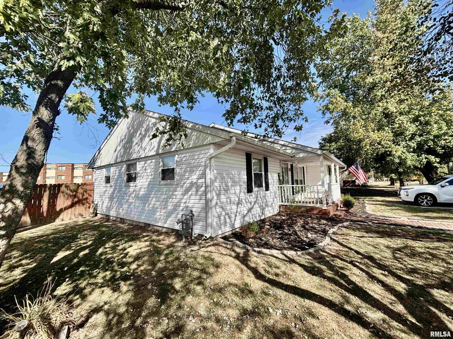 1012 West 4th Street Centralia, IL 62801 - Photo 4 of 20 a view of a house with a yard