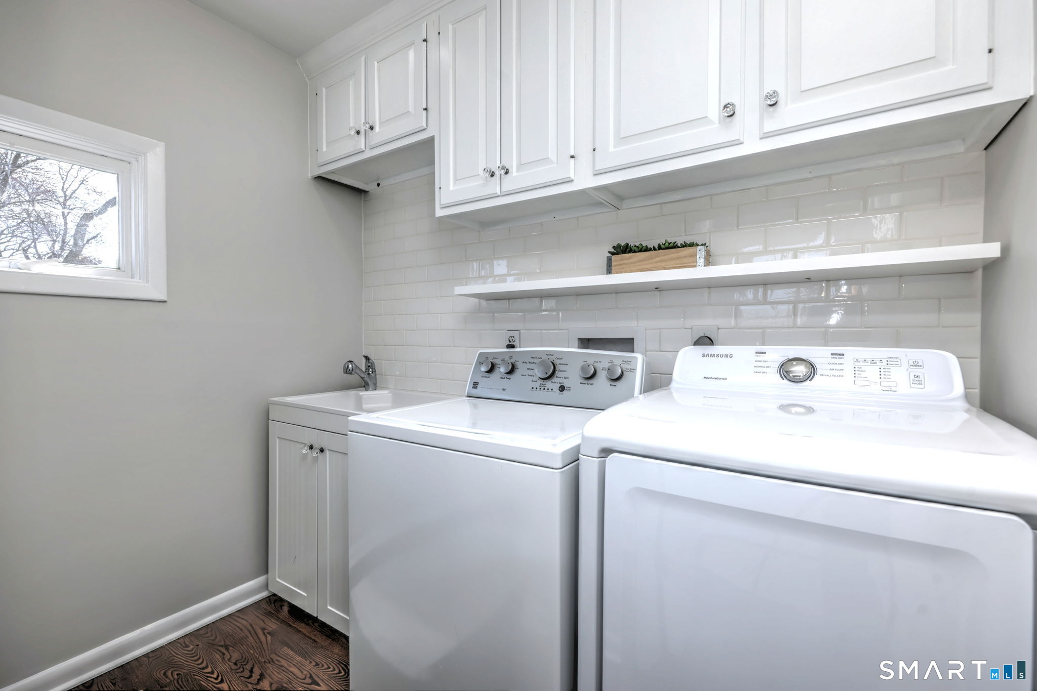 40 Yale Street Stratford, CT 06615 - Photo 15 of 31 a utility room with dryer and washer