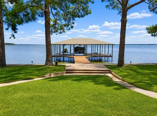 $599,000 | 521 Nob Hill Lane, Seven Points, TX 75143