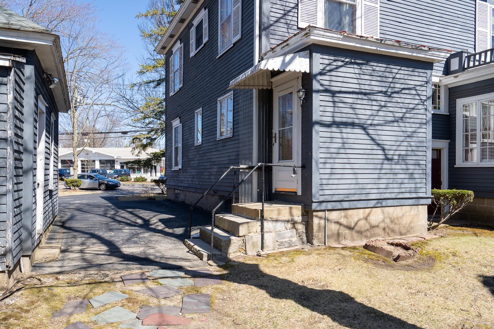 446 Mammoth Road Manchester, NH 03103 - Photo 3 of 38