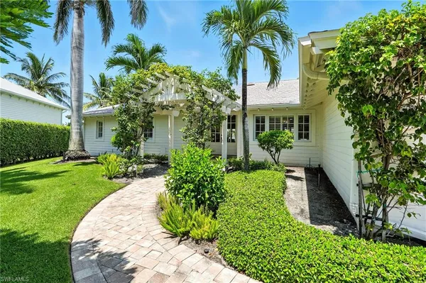 a view of a yard in front of house