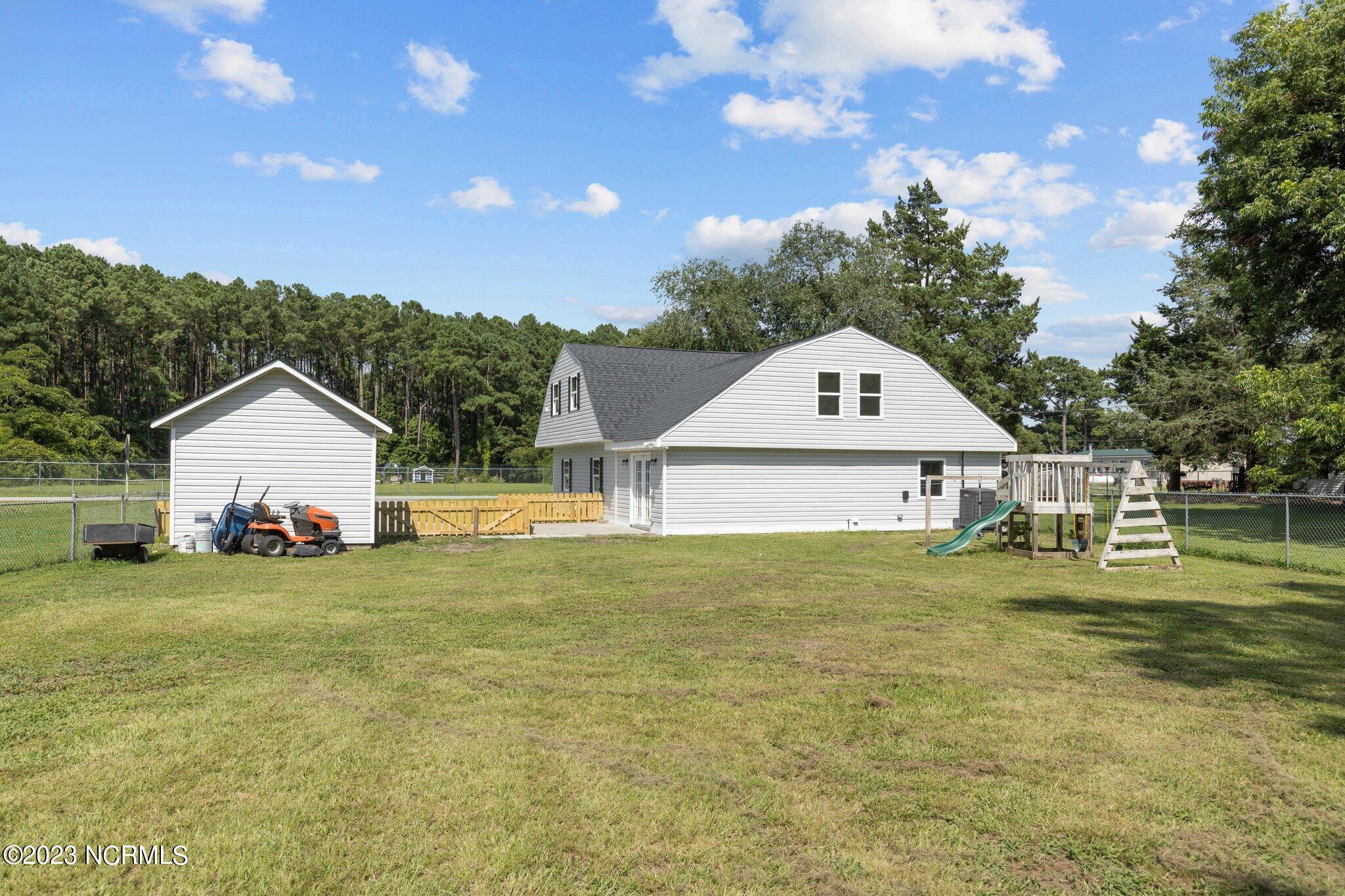 144 Shore Road Newport, NC 28570 - Photo 3 of 26 8-web-or-mls-_S3A2890