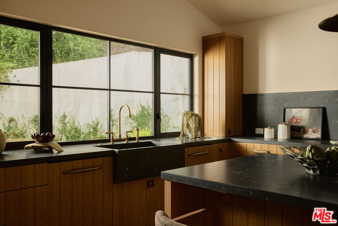 1229 Chantilly Road Los Angeles, CA 90077 - Photo 8 of 35 Gallery Image 8