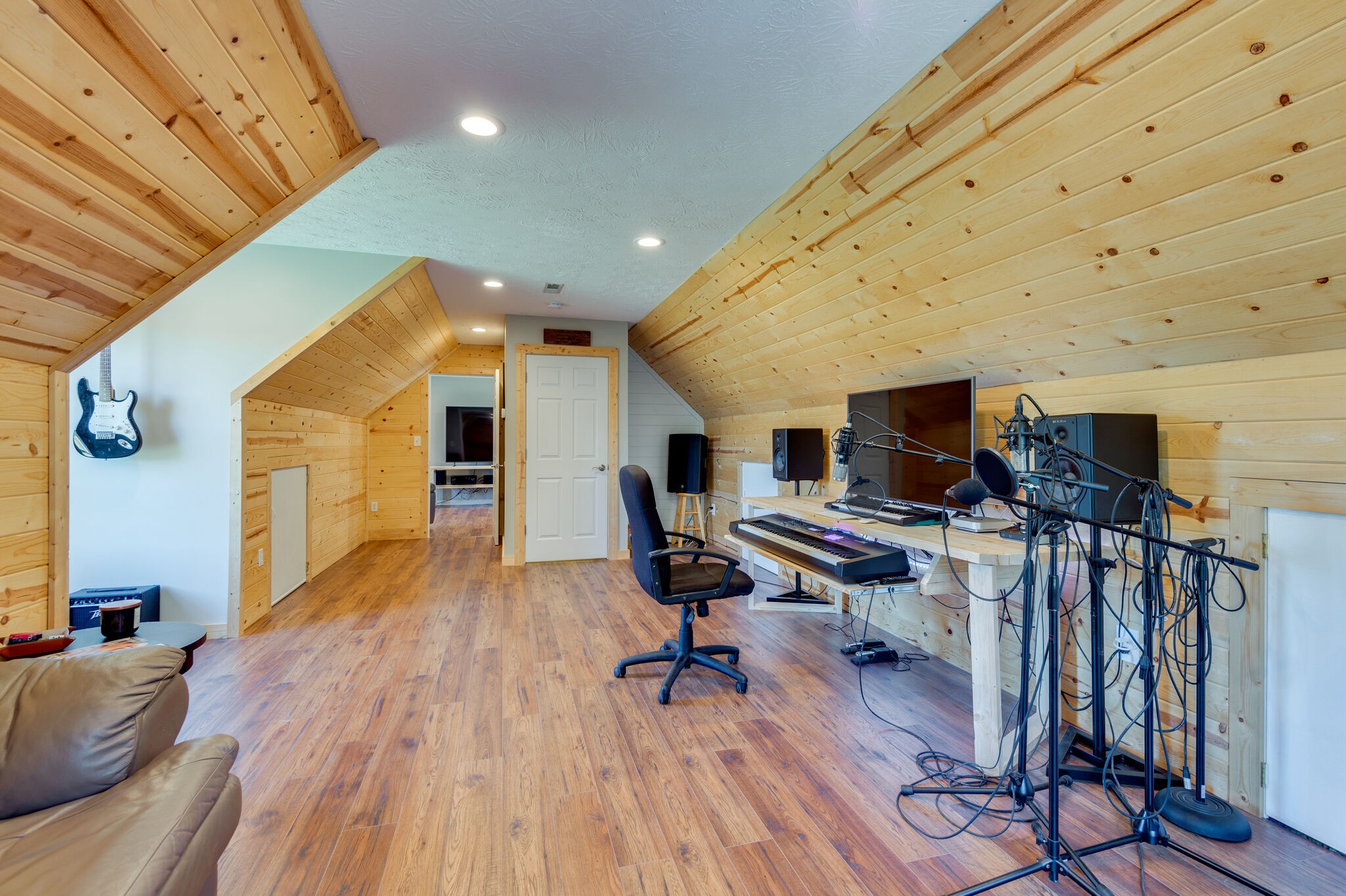 1549 Center Star Road Columbia, TN 38401 - Photo 37 of 50 a workspace with furniture wooden floor and windows