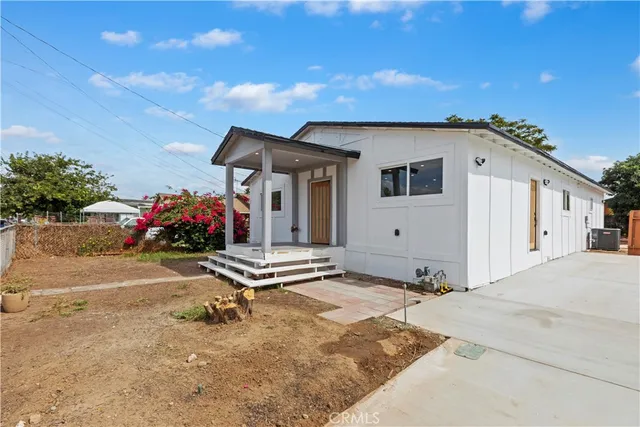 a front view of house with yard