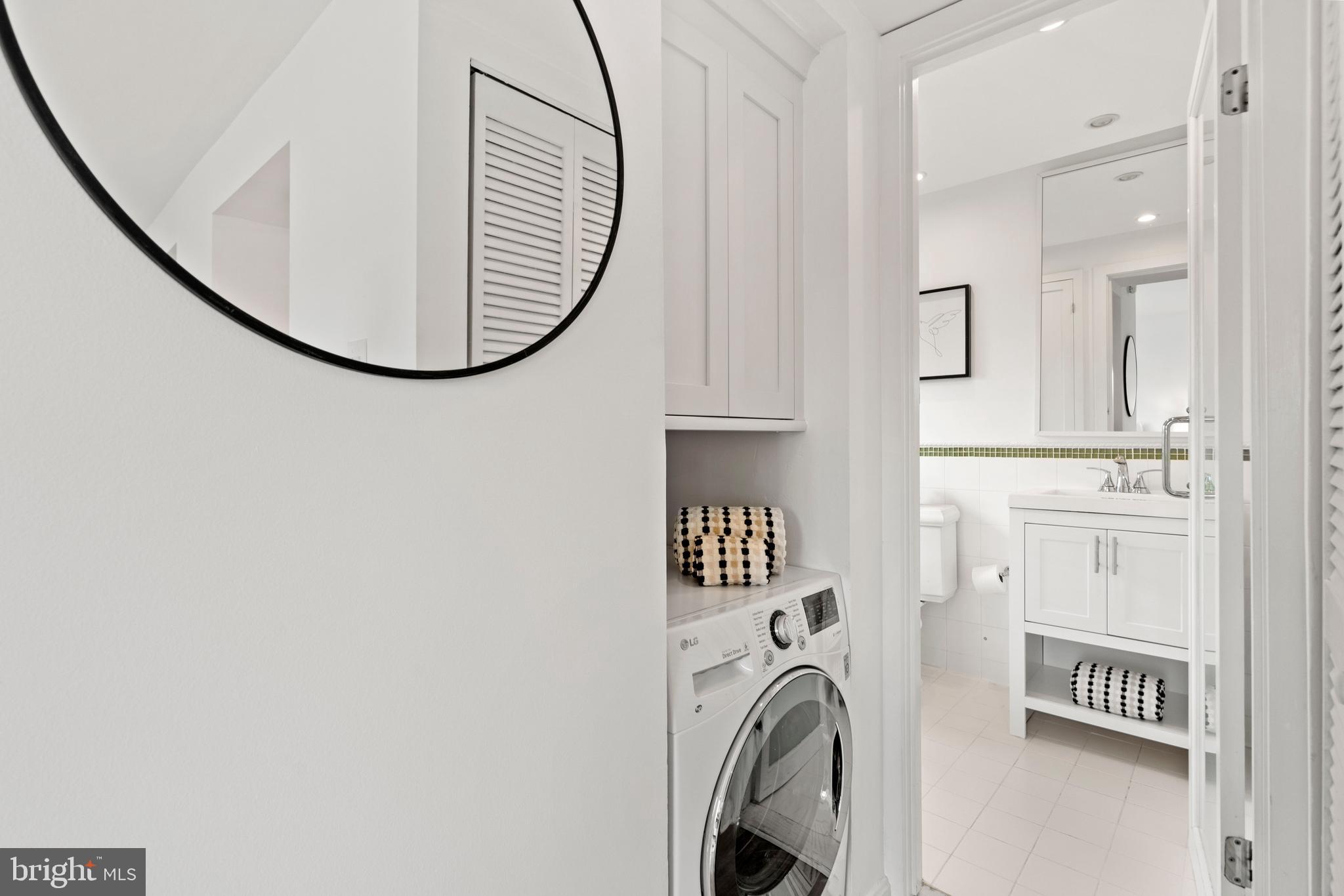 1736 Willard Street Northwest, Unit 506 Washington, DC 20009 - Photo 20 of 28 a view of a livingroom with washer and dryer