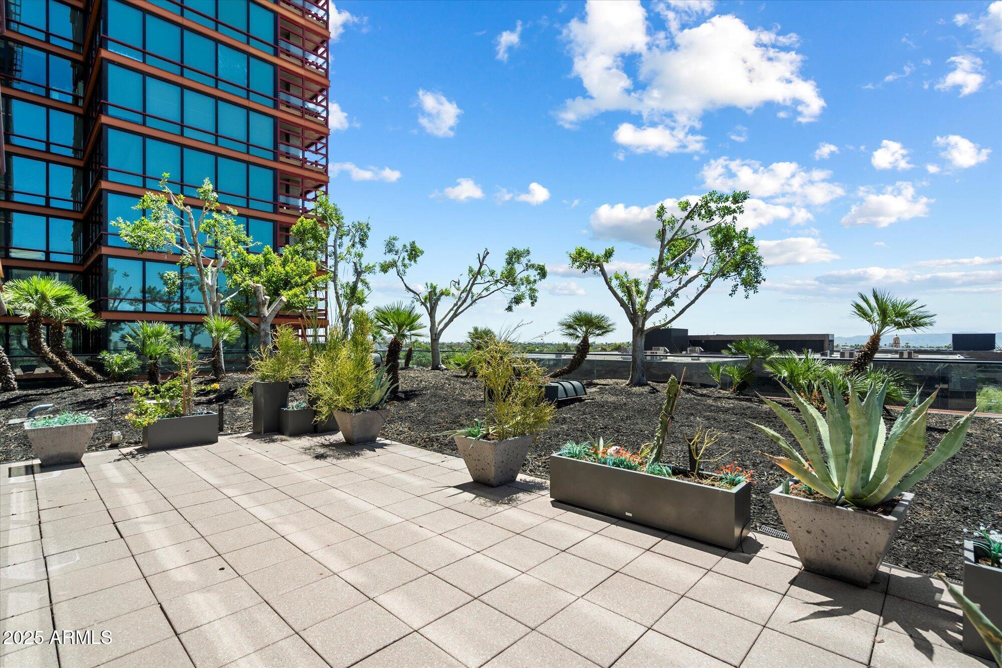 4808 North 24th Street, Unit 627 Phoenix, AZ 85016 - Photo 5 of 57 a view of a backyard with sitting area