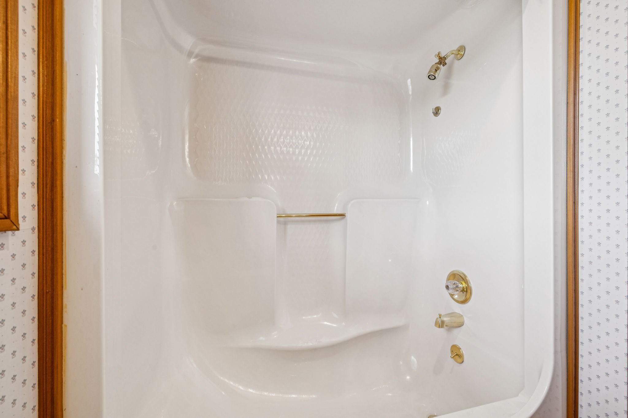 7935 Old Springfield Pike Goodlettsville, TN 37072 - Photo 44 of 82 a bathroom with a white bath tub