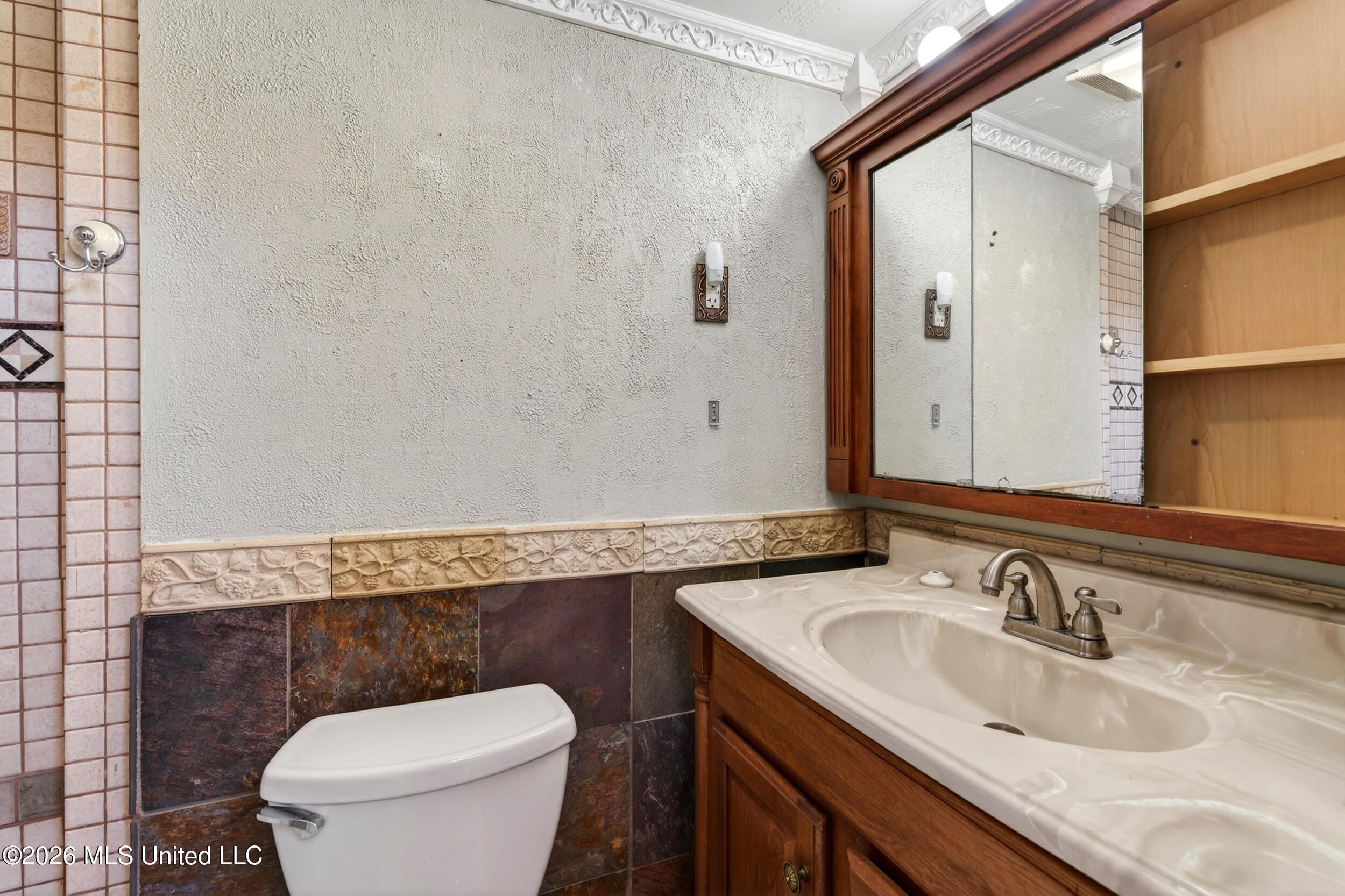 121 Edwards Drive Pass Christian, MS 39571 - Photo 41 of 51 34_upstairsbathroom2