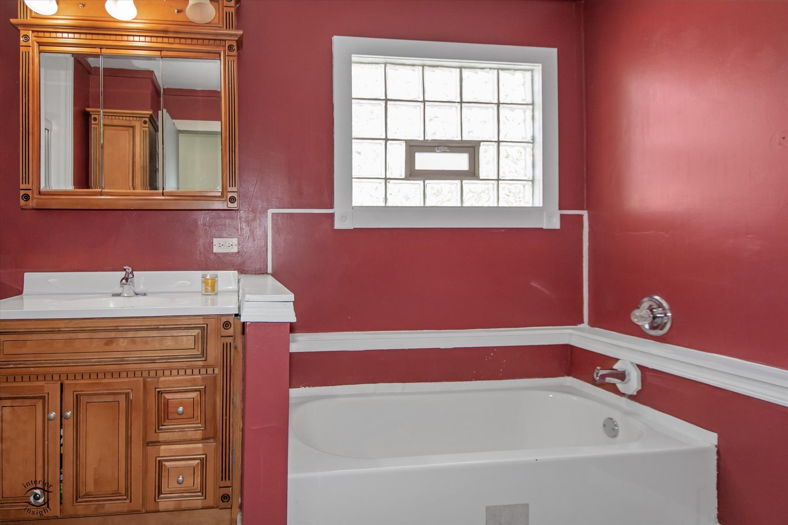 128 North Pinecrest Road Bolingbrook, IL 60440 - Photo 17 of 25 a bathroom with a bathtub and a sink