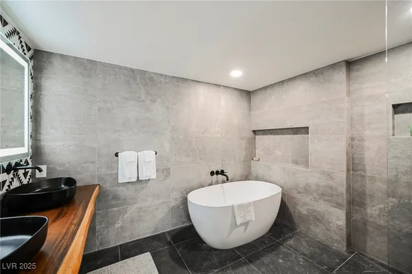 $2,500 | 1640 Crystal Shadows Circle, Las Vegas, NV 89119