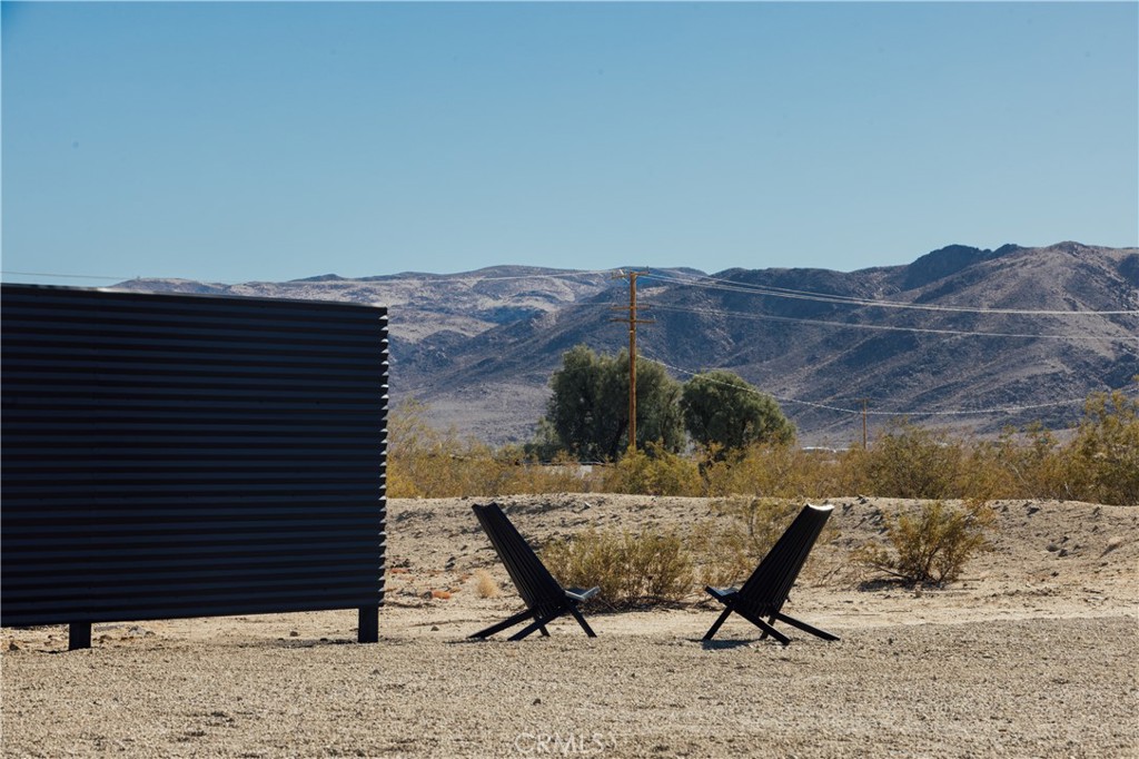 75243 Sullivan Road Twentynine Palms, CA 92277 - Photo 47 of 62 a view of a backyard with a tub