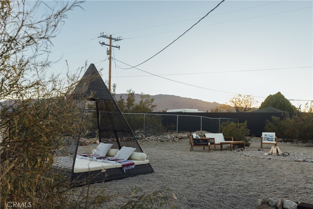 75243 Sullivan Road Twentynine Palms, CA 92277 - Photo 51 of 62 a backyard of a house with table and chairs