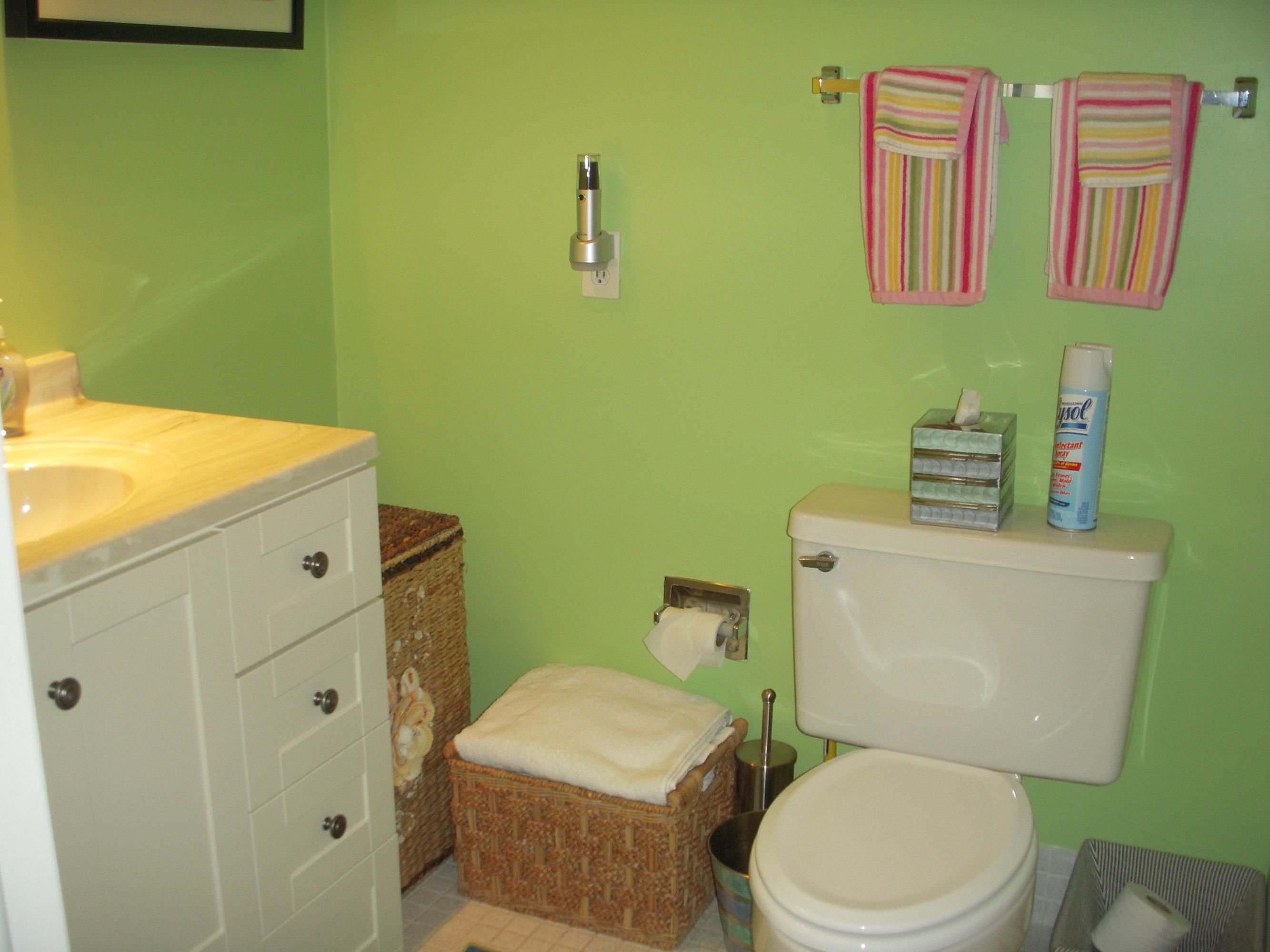 8460 Casa Del Lago, Unit 25F Boca Raton, FL 33433 - Photo 20 of 24 Bath off 2nd BR