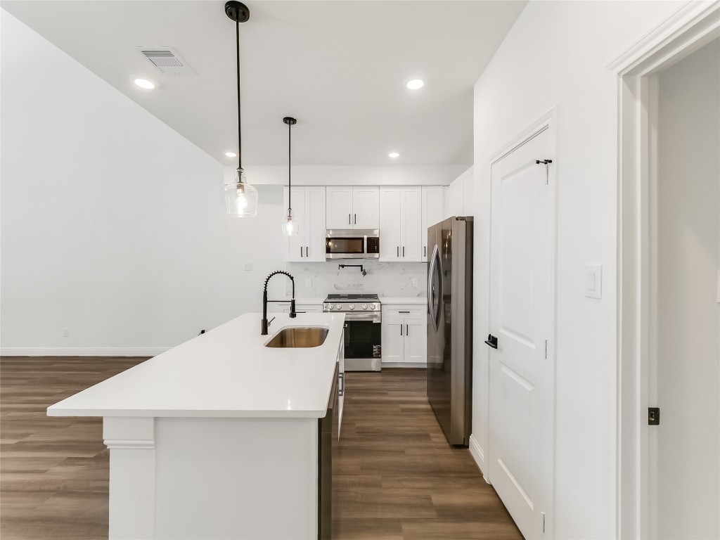 809 South Colbert Street Dayton, TX 77535 - Photo 7 of 31