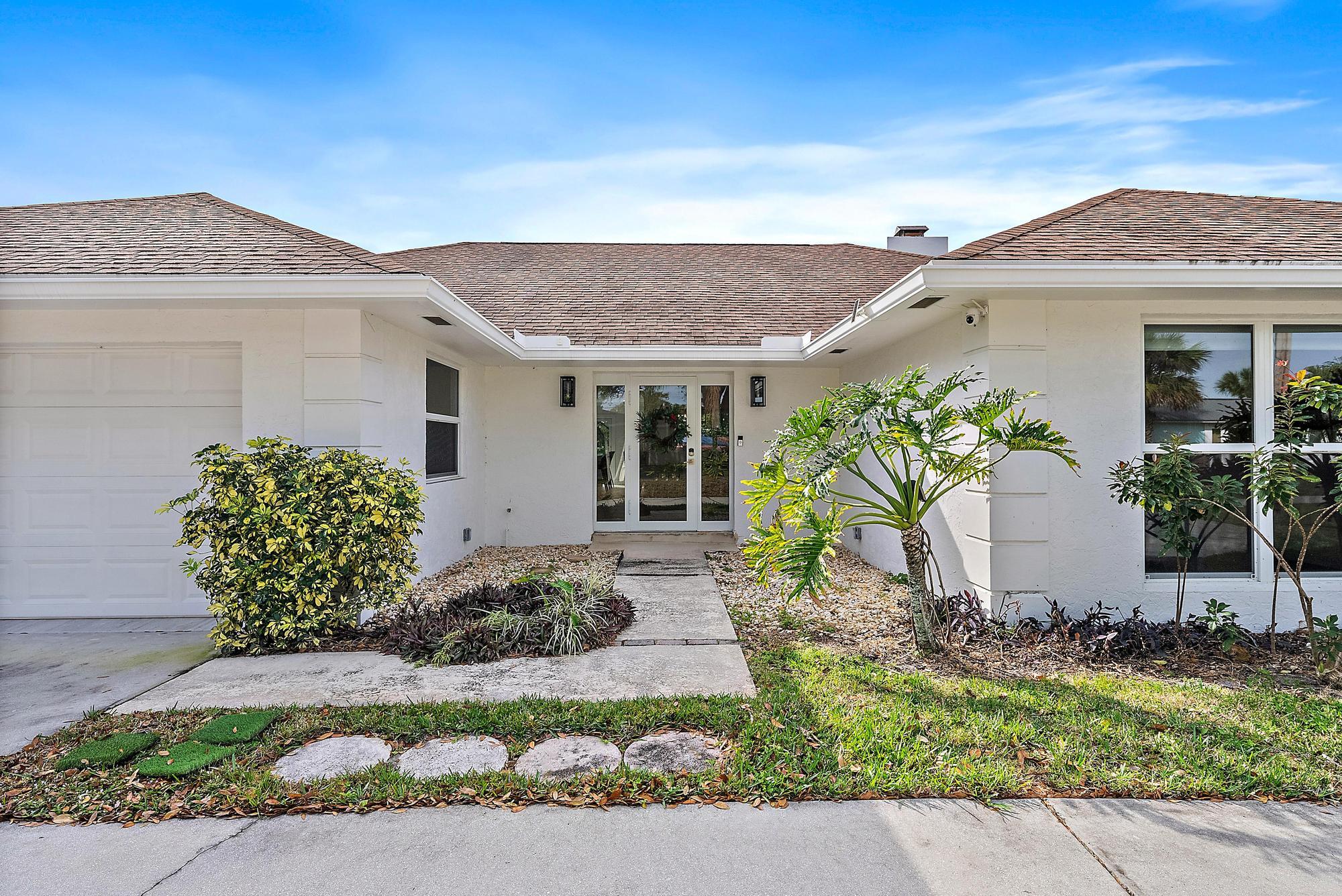 9524 Southeast Cove Point Street Jupiter, FL 33469 - Photo 26 of 33 Front Exterior