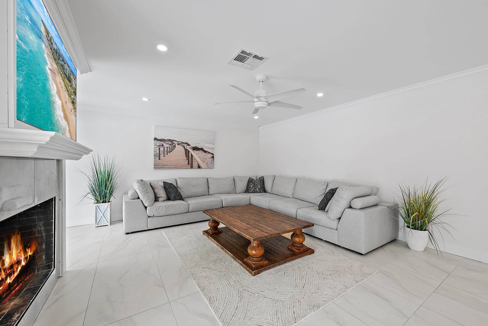 9524 Southeast Cove Point Street Jupiter, FL 33469 - Photo 5 of 33 Living Room