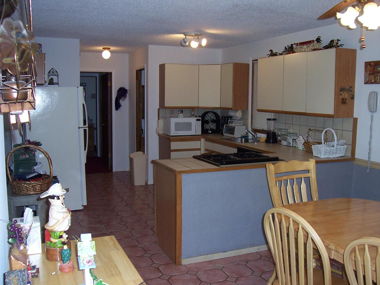 570 Edinburgh Road Bushkill, PA 18324 - Photo 2 of 10 Kitchen