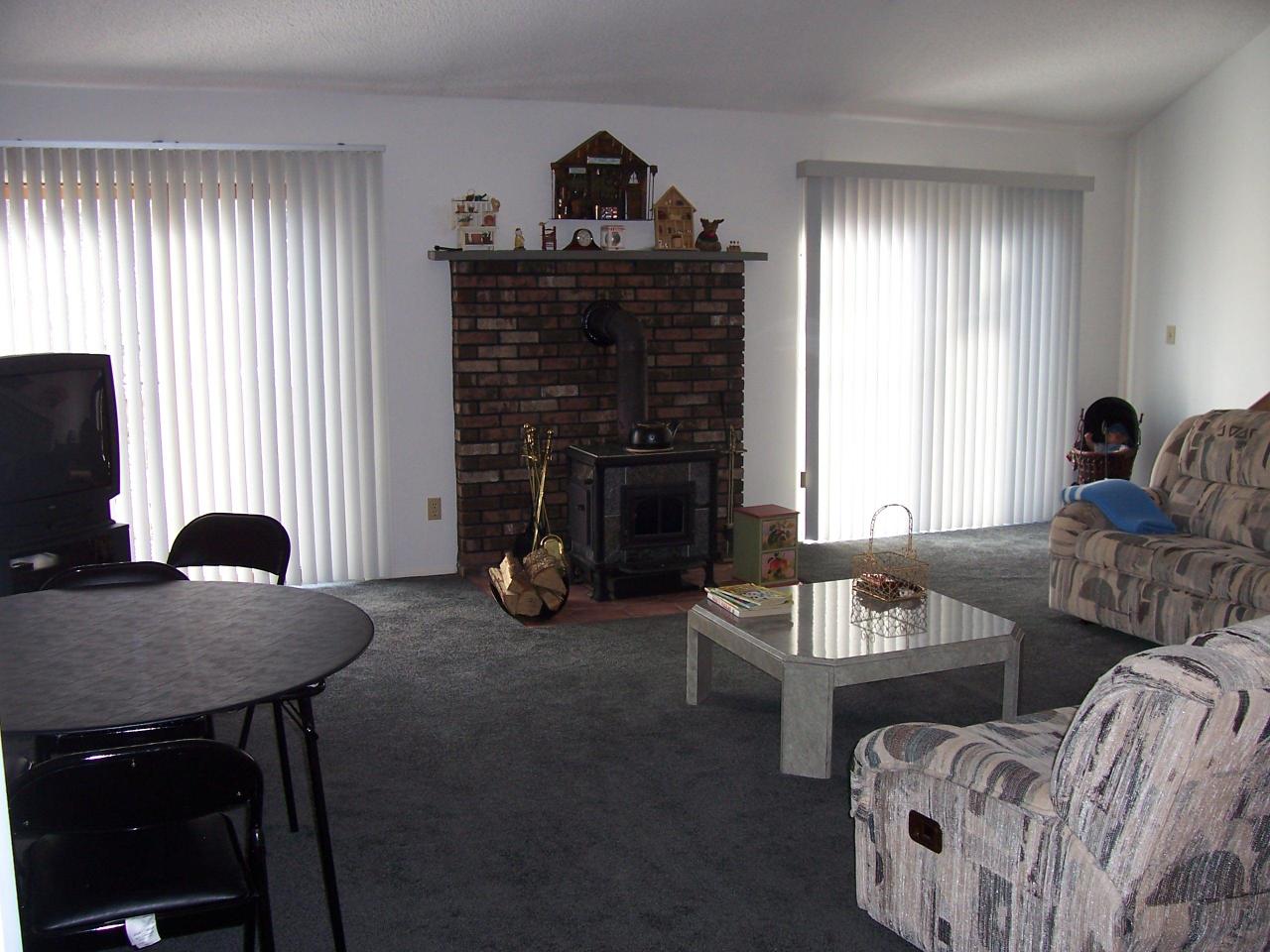 570 Edinburgh Road Bushkill, PA 18324 - Photo 4 of 10 Living Room