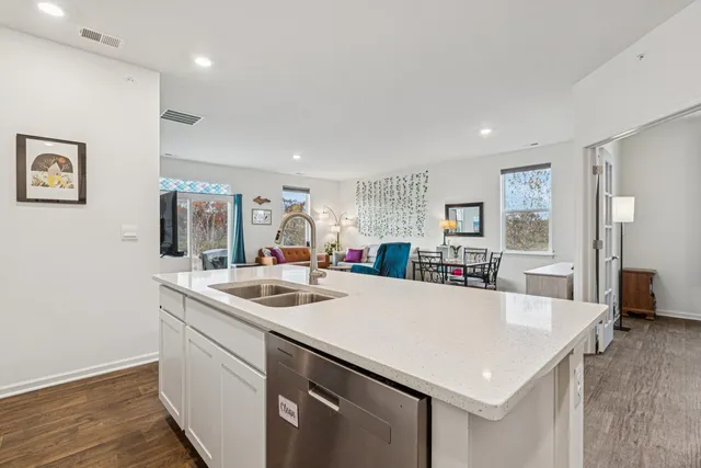 $359,900 | 952 Darwin Street, North Aurora, IL 60542