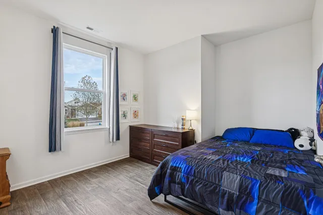 $359,900 | 952 Darwin Street, North Aurora, IL 60542