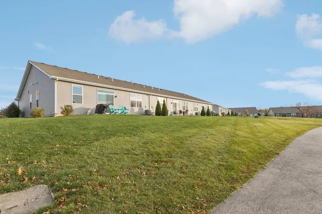 $359,900 | 952 Darwin Street, North Aurora, IL 60542