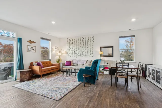 $359,900 | 952 Darwin Street, North Aurora, IL 60542