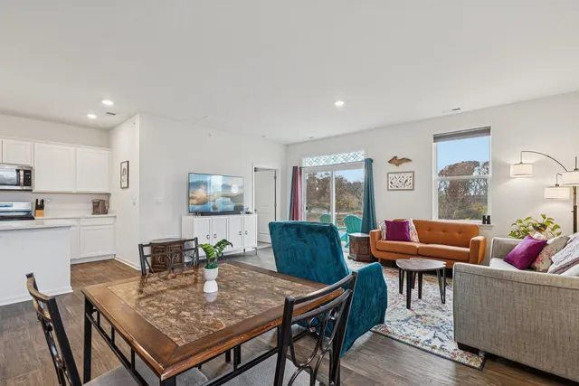 $359,900 | 952 Darwin Street, North Aurora, IL 60542