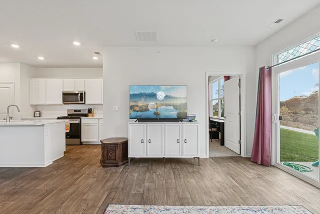 $359,900 | 952 Darwin Street, North Aurora, IL 60542