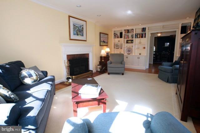 206 Churchwardens Road Baltimore, MD 21212 - Photo 5 of 23 Living Room