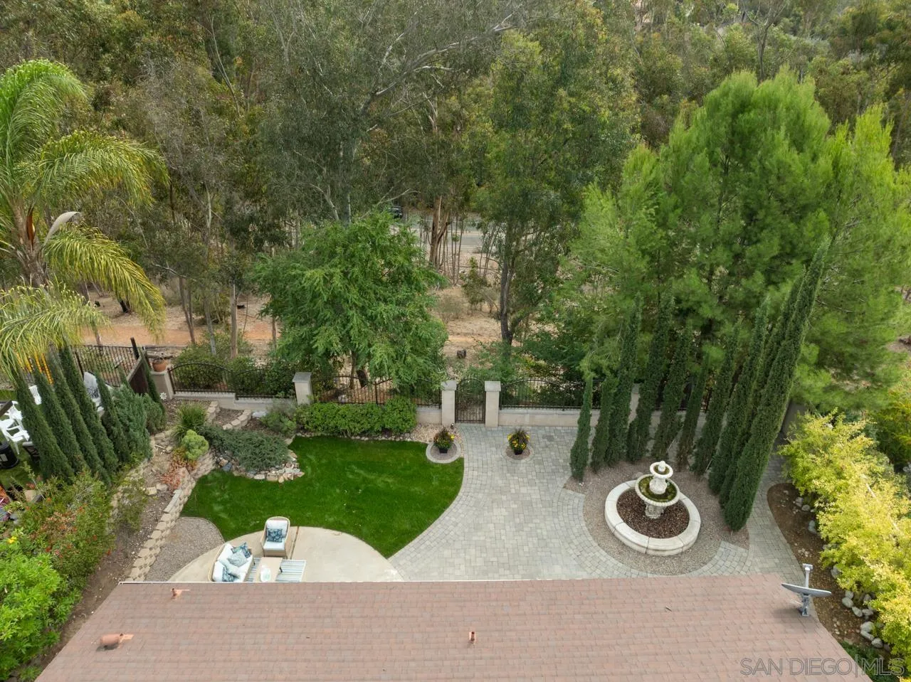 11837 La Colina Road San Diego, CA 92131 - Photo 31 of 35 a backyard of a house with garden and plants