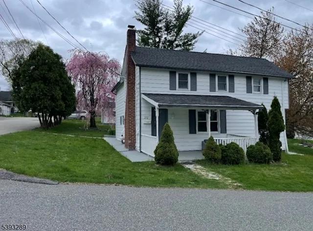a view of a yard in front of a house