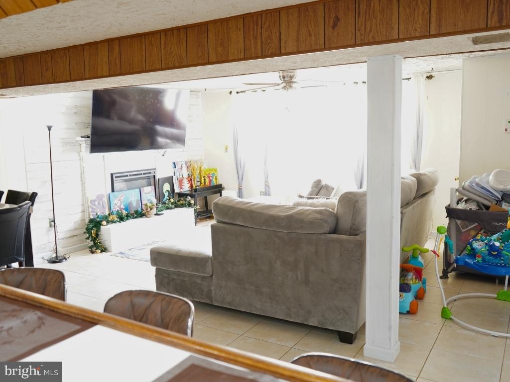 12826 Glynis Road Clinton, MD 20735 - Photo 17 of 47 Family Room