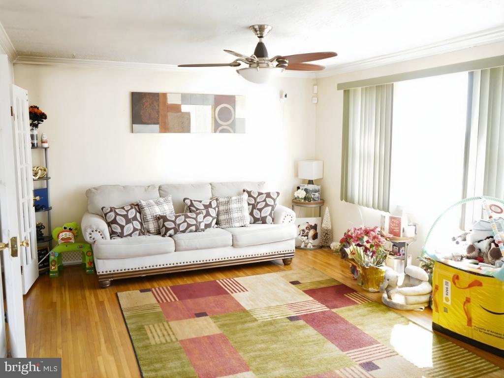 12826 Glynis Road Clinton, MD 20735 - Photo 2 of 47 Living Room