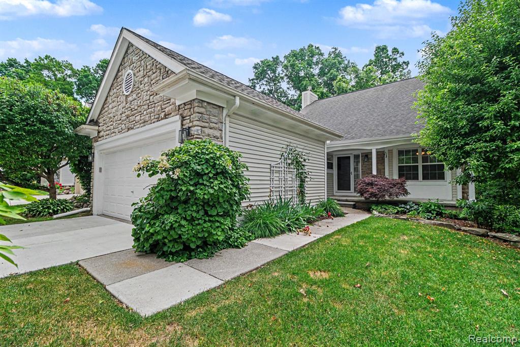 6573 Summit Ridge Clarkston, MI 48346 - Photo 1 of 29