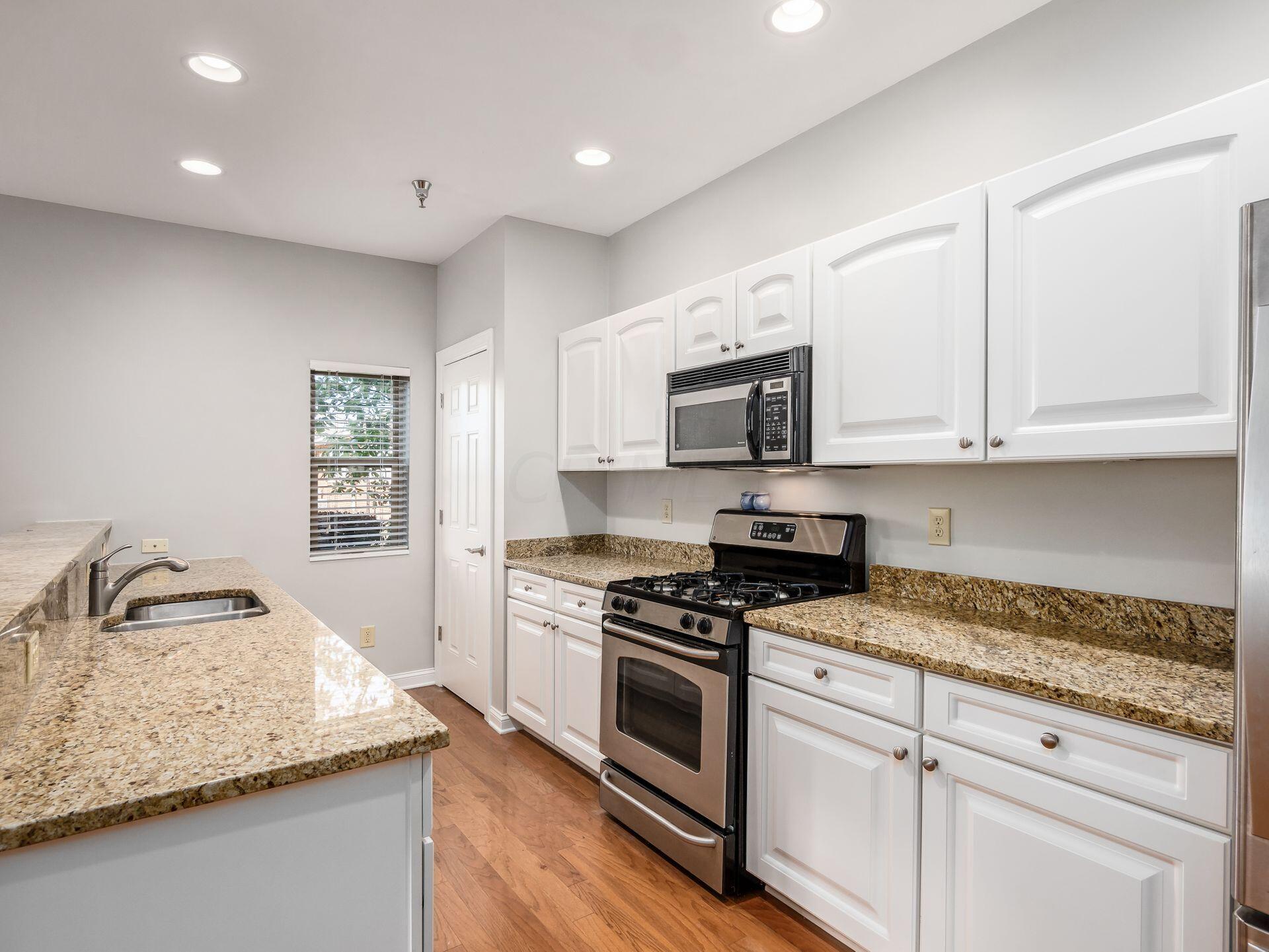 1786 Ridgecliff Road Upper Arlington, OH 43221 - Photo 10 of 35 White kitchen with granite countertops