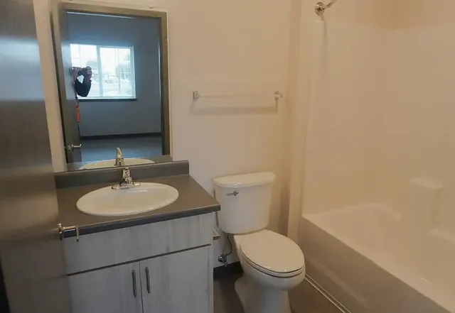 $555 | 511 South Interlake Road, Moses Lake, WA 98837