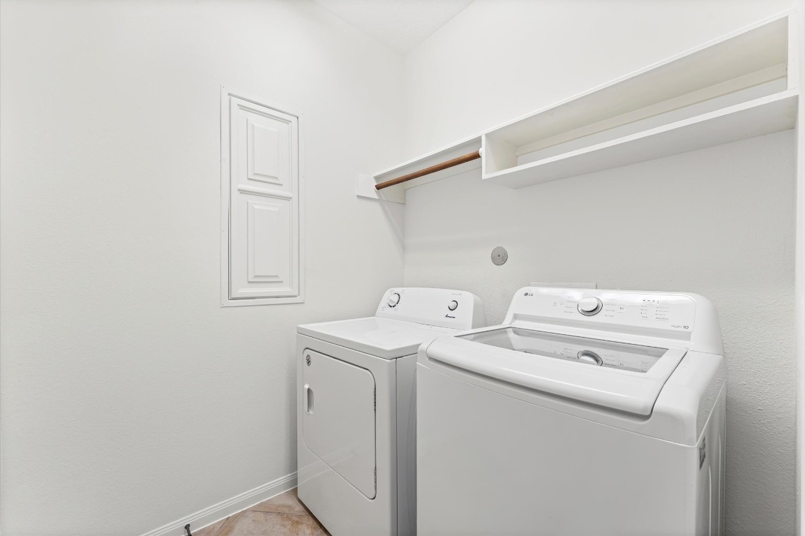 133 East Montfair Boulevard The Woodlands, TX 77382 - Photo 9 of 20 a utility room with dryer and washer