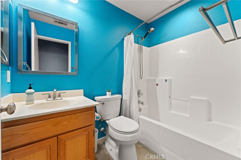 533 Heidi Circle Beaumont, CA 92223 - Photo 14 of 37 a bathroom with a sink toilet and shower