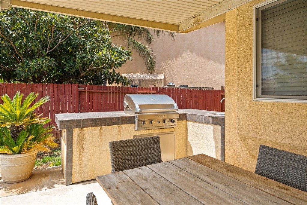 533 Heidi Circle Beaumont, CA 92223 - Photo 25 of 37 a bedroom with a bed and a potted plant