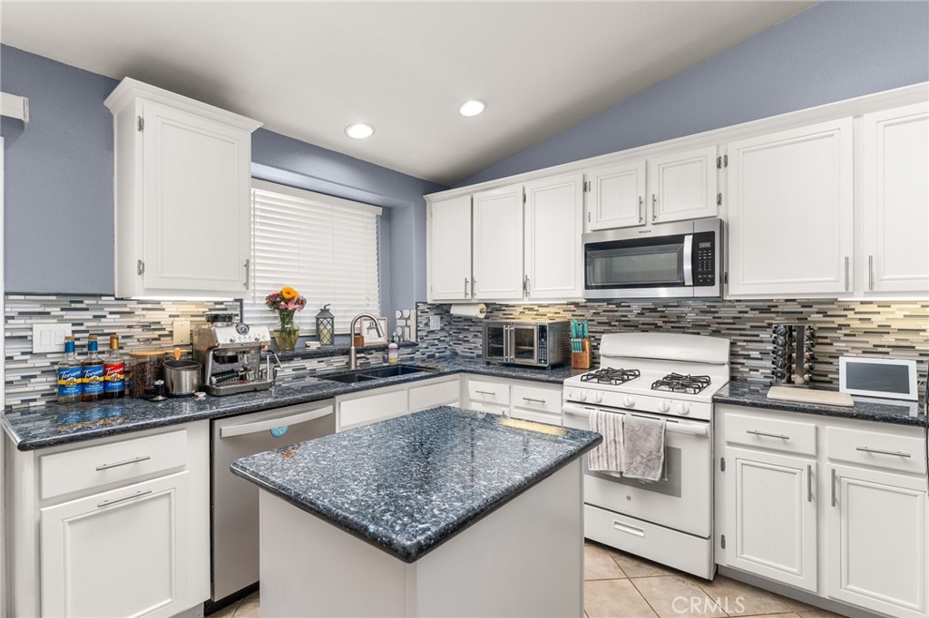 533 Heidi Circle Beaumont, CA 92223 - Photo 10 of 37 a kitchen with sink a microwave and cabinets