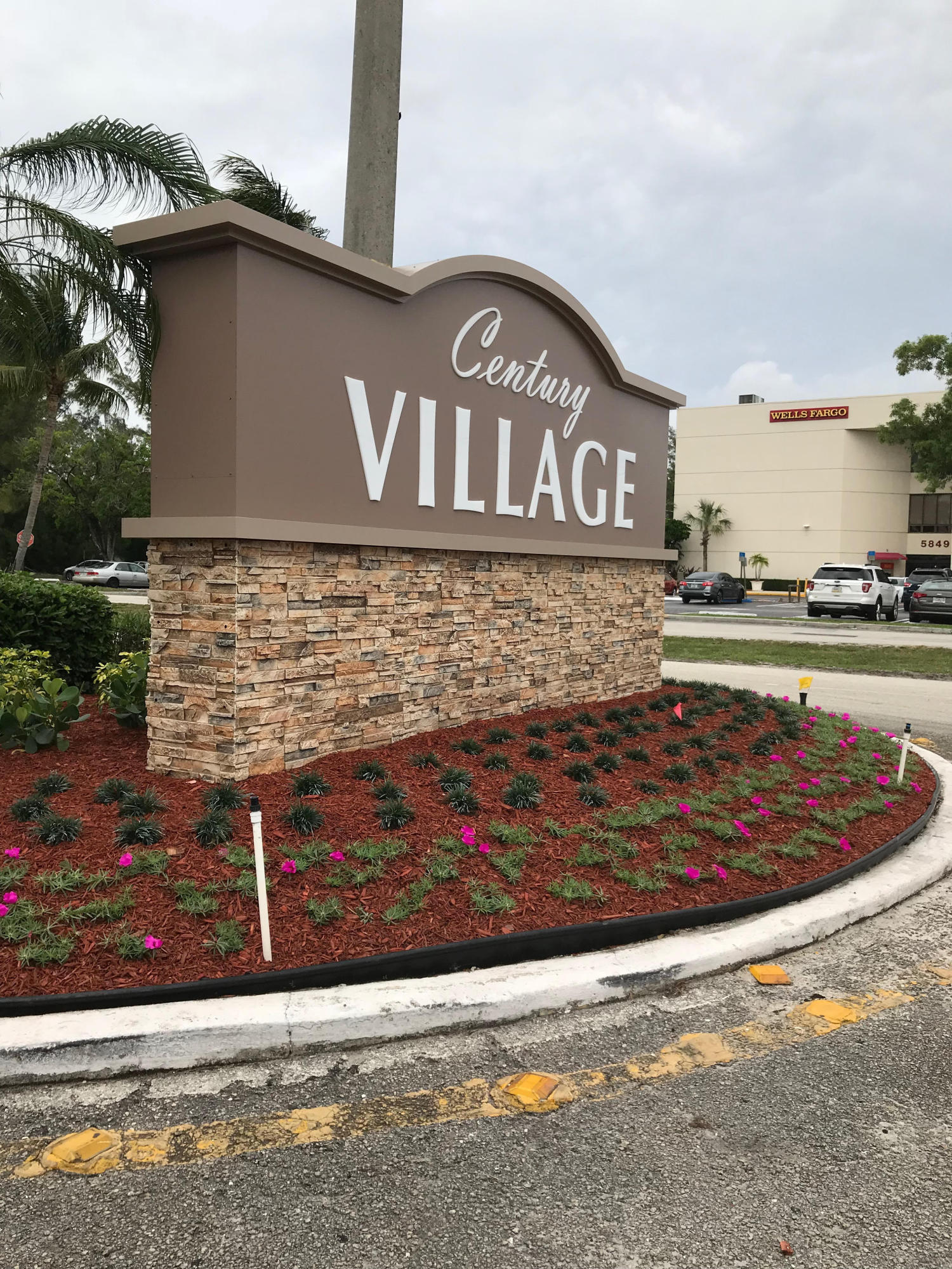 285 Norwich L West Palm Beach, FL 33417 - Photo 13 of 17 a view of a street sign