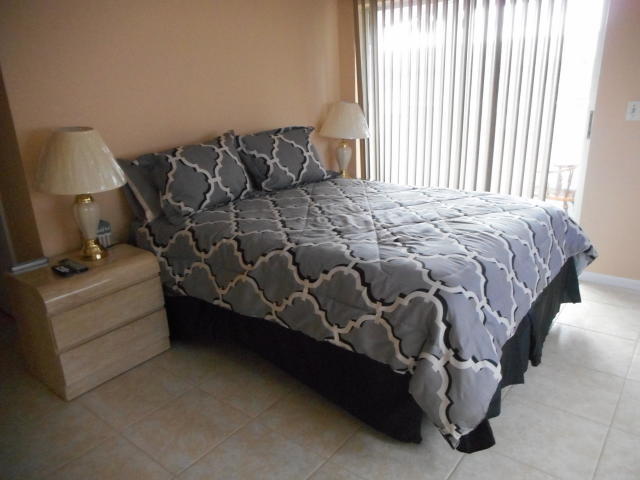 285 Norwich L West Palm Beach, FL 33417 - Photo 5 of 17 a bed sitting in a bedroom next to a window