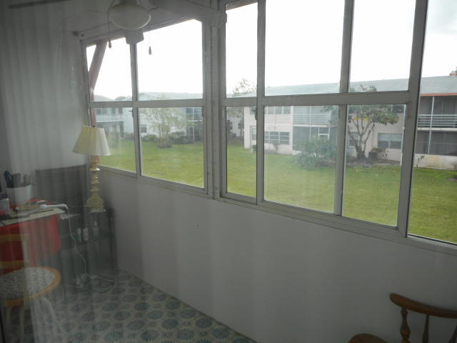 285 Norwich L West Palm Beach, FL 33417 - Photo 8 of 17 a view of an empty room and window