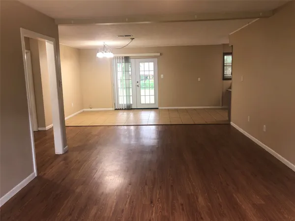 $1,450 | 307 Moss Hill Lane, Conroe, TX 77303