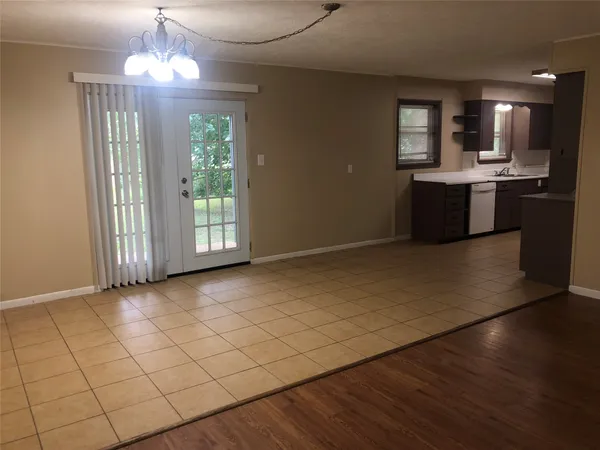 $1,450 | 307 Moss Hill Lane, Conroe, TX 77303