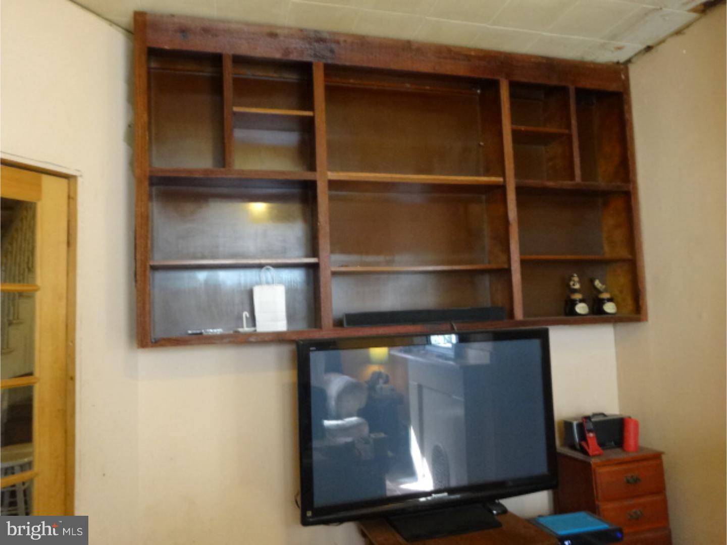 125 Ripka Street Philadelphia, PA 19127 - Photo 5 of 15 Living Room